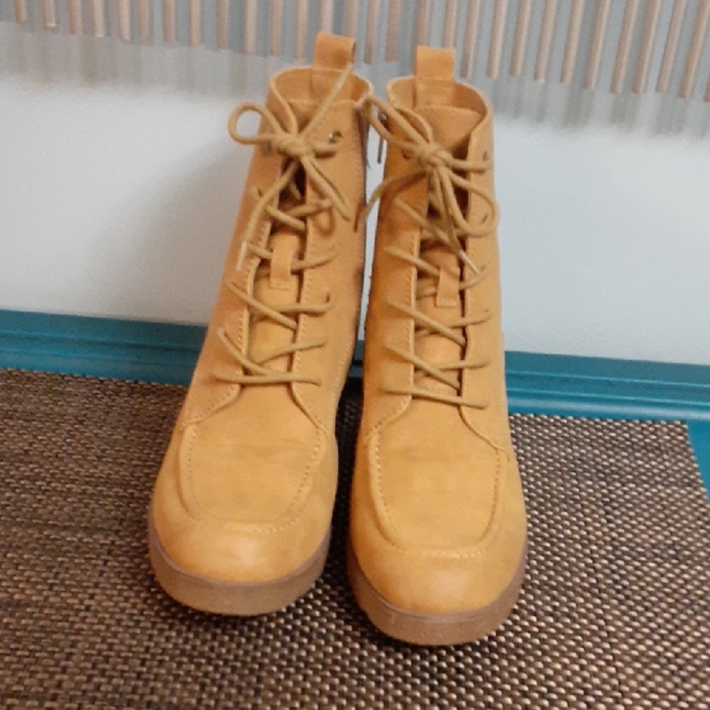 Naturalizer Mustard Lace-Up Boots brand new!